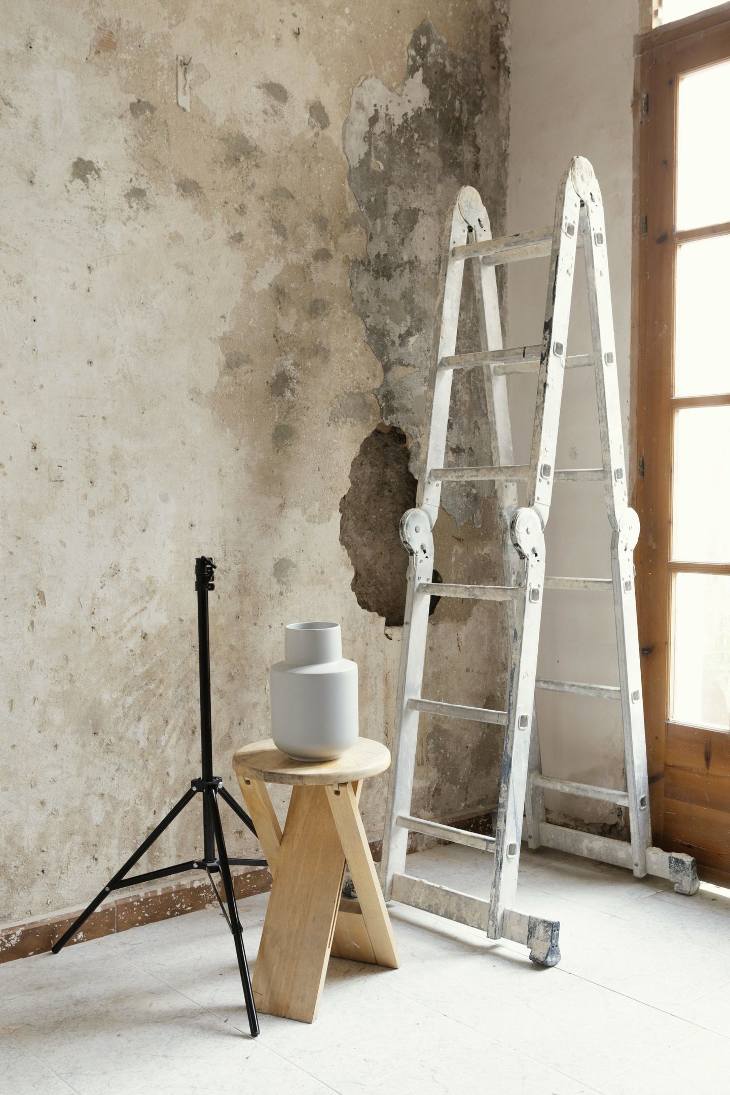 Pièce en cours de rénovation, mur brut et échelle de chantier
